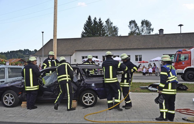 Die Rettung einer verletzten Person au...be im Rahmen der Dorfplatzeinweihung.   | Foto: Cornelia Selz