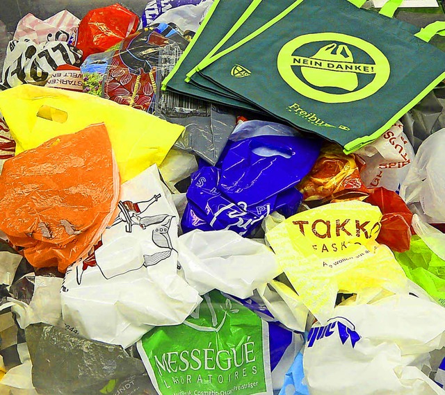 76 Plastiktten verbraucht der Deutsch...Ausstellung veranschaulicht die Menge.  | Foto: Ingo Schneider