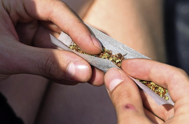 Ein Joint erfordert neben Cannabis etwas Fingerfertigkeit.  | Foto: dpa