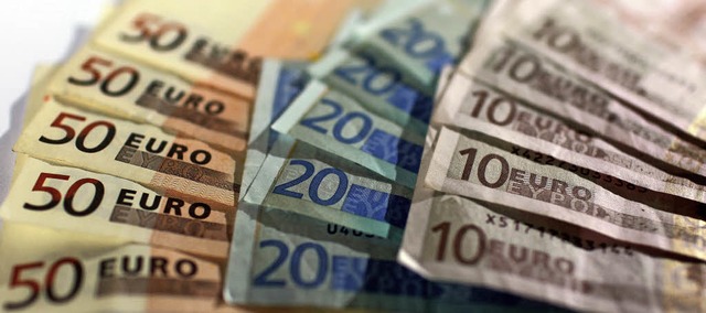 Die Steuereinnahmen sprudeln: Banknoten von 50, 20 und 10 Euro  | Foto: dpa