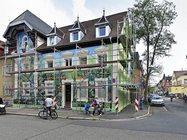 Das Wandbild von Tom Brane am Haus Eck...strae im Freiburger Stadtteil Wiehre.  | Foto: Michael Bamberger