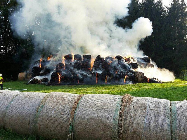 Insgesamt 350 Strohballen verbrannten....n der Feuerwehr Karsau fr die Bilder.  | Foto: Sascha Schmidt