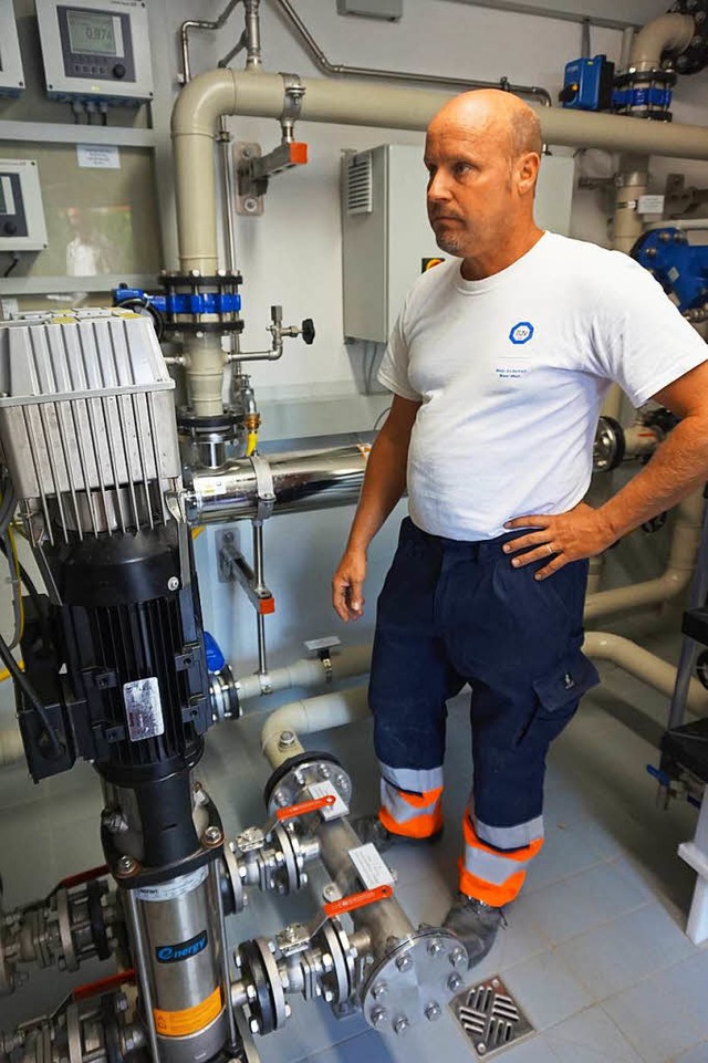 Ihringens Wassermeister Stepahn Ortolf...ue technische Anlage im Schpfbrunnen.  | Foto: Julius Wilhelm Steckmeister