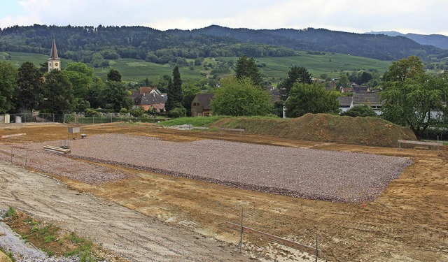 Die in den  Rebberg  ausgehobene   Bau... Volumen   der  Gesamtanlage  erahnen.  | Foto: Ingeborg Grziwa