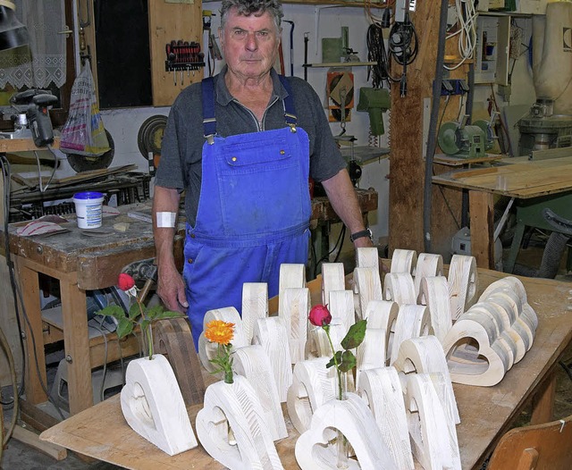 Bernhard Karthan prsentiert seine besonderen Blumenvasen aus Holz und Glas.   | Foto: Stefan Pichler
