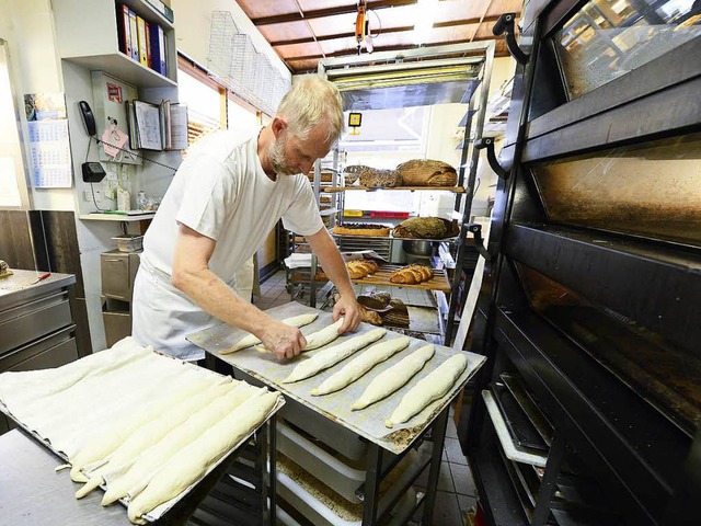 Bald bleibt die Backstube samstags kal...bei der Arbeit in der Bckerei Bhler.  | Foto: Ingo Schneider