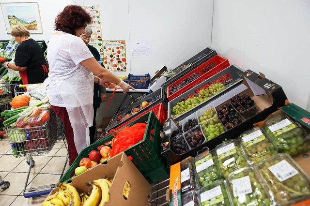 Rund 1400 Menschen profitieren von den...ren Lebensmitteln in der Lahrer Tafel   | Foto: Christoph Breithaupt