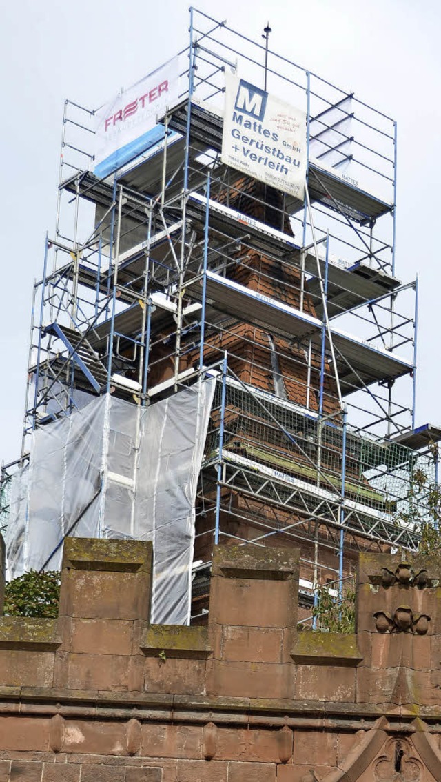 Der Turm des Alten Gefngnisses wird seit einer Woche vom Gerst verdeckt.   | Foto: Anika Maldacker