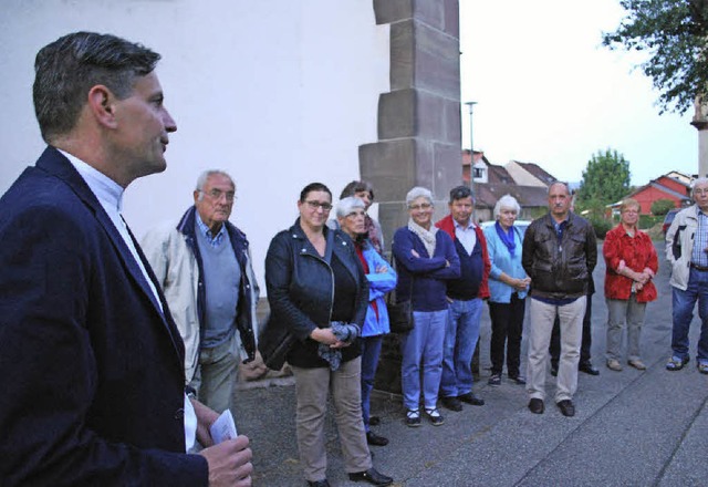 Pfarrer Becker stellt die Plne fr das neue Gemeindehaus vor.   | Foto: Mink