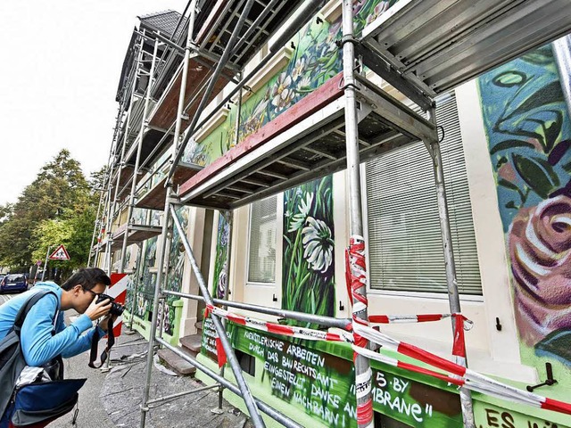 Die Bemalung des Haus an der Ecke Kirc...Baurechtsamt fordert seine bermalung.  | Foto: Michael Bamberger