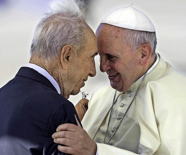Suchte den Frieden &#8211; und Unterst...elt &#8211; Peres und Papst Franziskus  | Foto: dpa