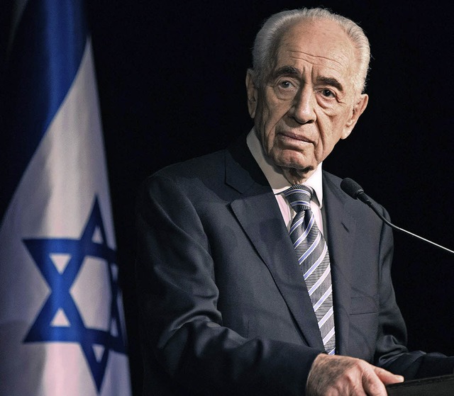 Im Jahr 2014 spricht der damalige Prsident Schimon Peres zu Journalisten.   | Foto: AFP