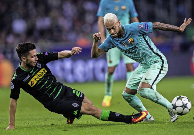 Der Gladbacher Julian Korb stemmt sich Barcelonas Star Neymar entgegen.    | Foto: afp