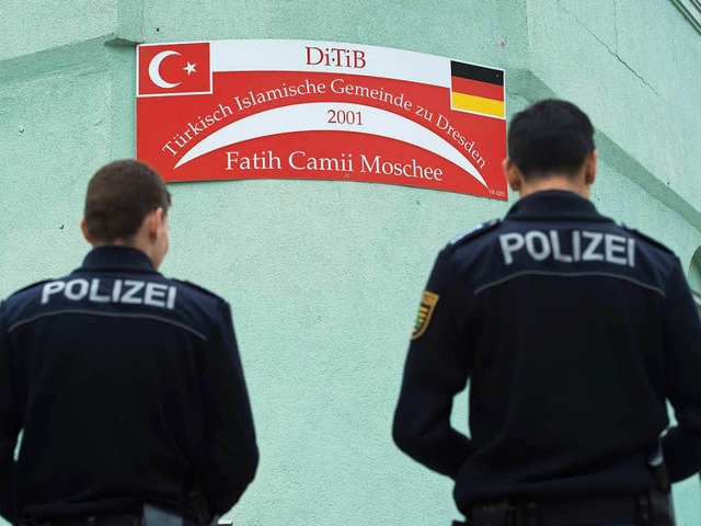 Polizisten vor der Fatih Camii Moschee   | Foto: DPA