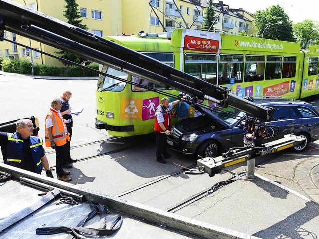 Und wieder hat&#8217;s gekracht: Bei d...r das Auto musste abgeschleppt werden.  | Foto: Ingo Schneider