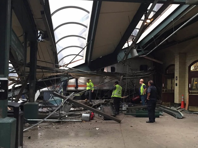 Teile des Daches im Bahnhof Hoboken si...gleiste Zug in den Bahnhof gerast ist.  | Foto: dpa