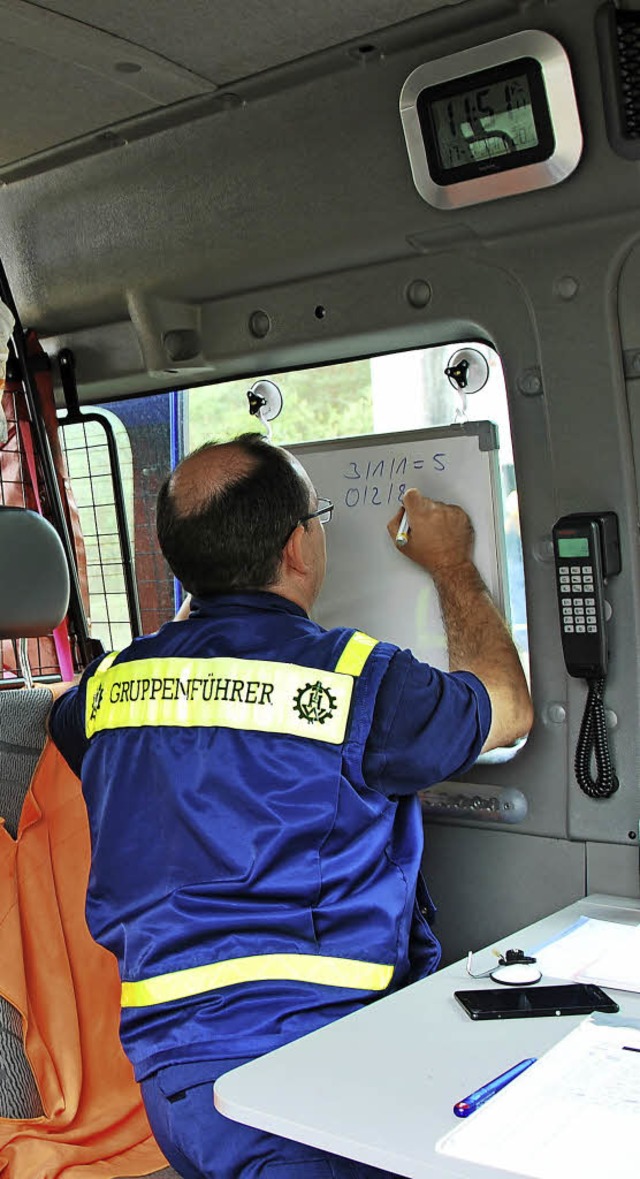 Koordiniert und dokumentiert wurde die...en aus dem dritten Stockwerk gerettet.  | Foto: THW