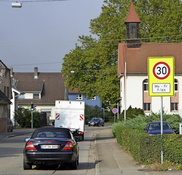 Tempo 30 bald auch nachts? Auf der Hau...nem Abschnitt bei der Schule tagsber.  | Foto: Walser