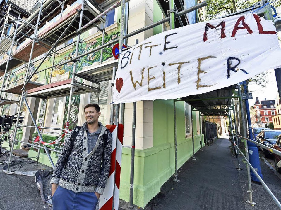 Tom Brane vor seinem unvollendeten Werk in der Wiehre.  | Foto: Michael Bamberger