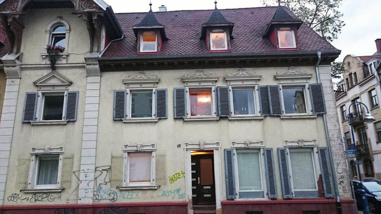 Vorher: Lediglich Schmierereien &#8222...en&#8220; das Haus an der Kirchstraße.  | Foto: Tom Brane
