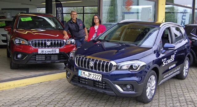 Sabine und Volker Kbler vom Autohaus Jauch prsentieren den neuen SX4 S-Cross.   | Foto: cri