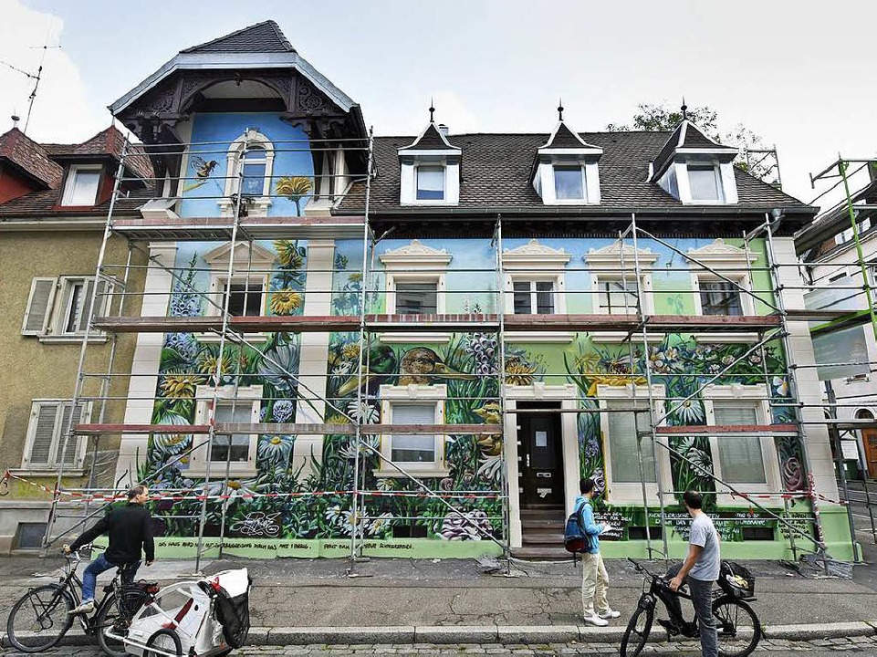 Nachher: Das Haus mit dem unvollendeten Wandbild von Tom Brane.  | Foto: Michael Bamberger