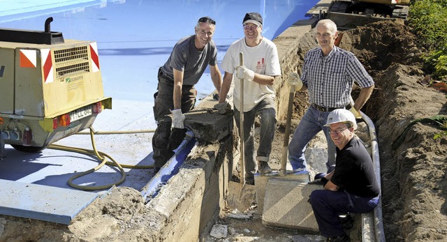 Mit viel Elan tragen derzeit fleiige ...te Beckenkrone des Schwimmbeckens ab.   | Foto: Dietmar Noeske