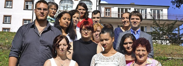 Die Absolventen der Altenpflegefachsch...s) und Gabriele Specht (vorne rechts)   | Foto: Liane Schilling