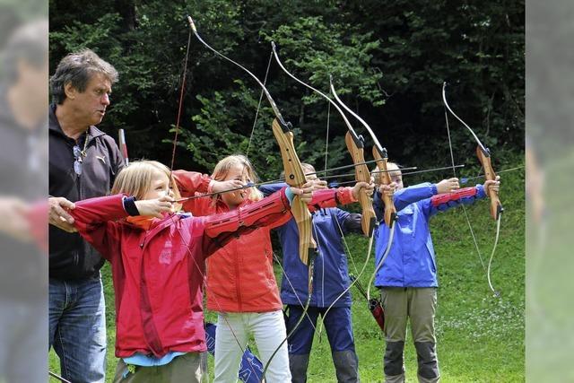 FLUCHTPUNKT: Mit Pfeil und Bogen auf die Jagd