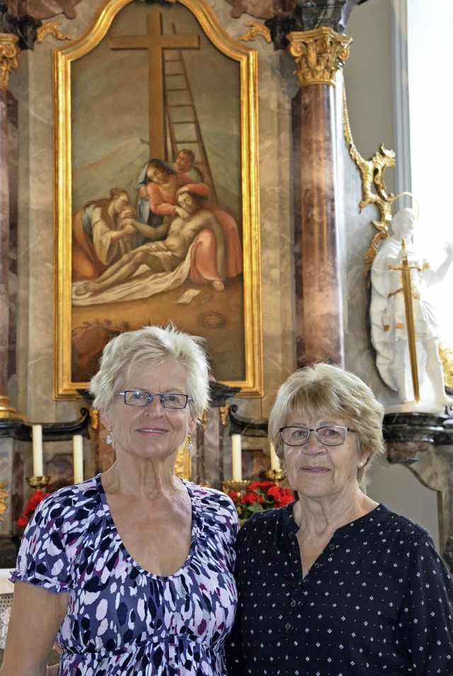 Antonia Spth und Irma Pfefferle (rech...die renovierte Kapelle in Schmidhofen.  | Foto: Gabriele Hennicke