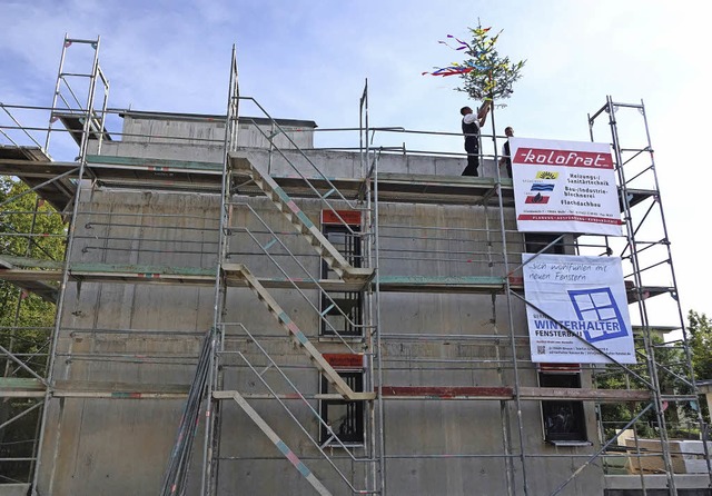 Der geschmckte Richtbaum zeigt es wei...ei Mehrfamilienhuser entstehen hier.   | Foto: Hans-Jrgen Hege