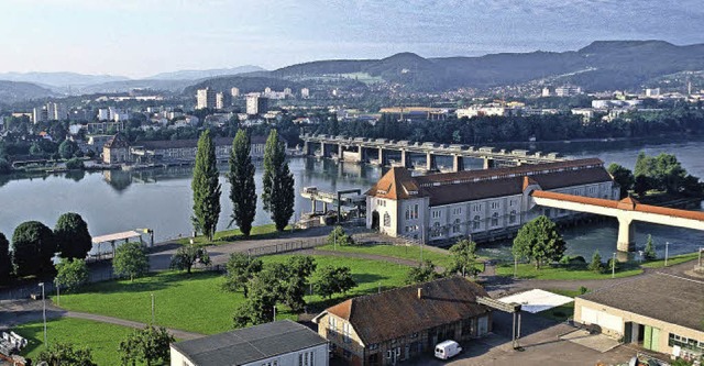 Auf die Wiese neben dem Kraftwerk, in ...Bildes, soll die Anlage erbaut werden.  | Foto: Energiedienst