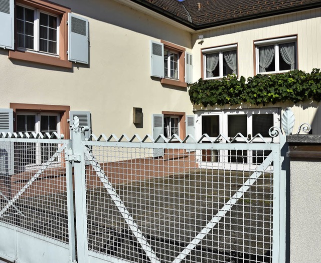 Blick von auen. Auch das alte Tor wurde neu gestrichen.   | Foto: H. Vollmar