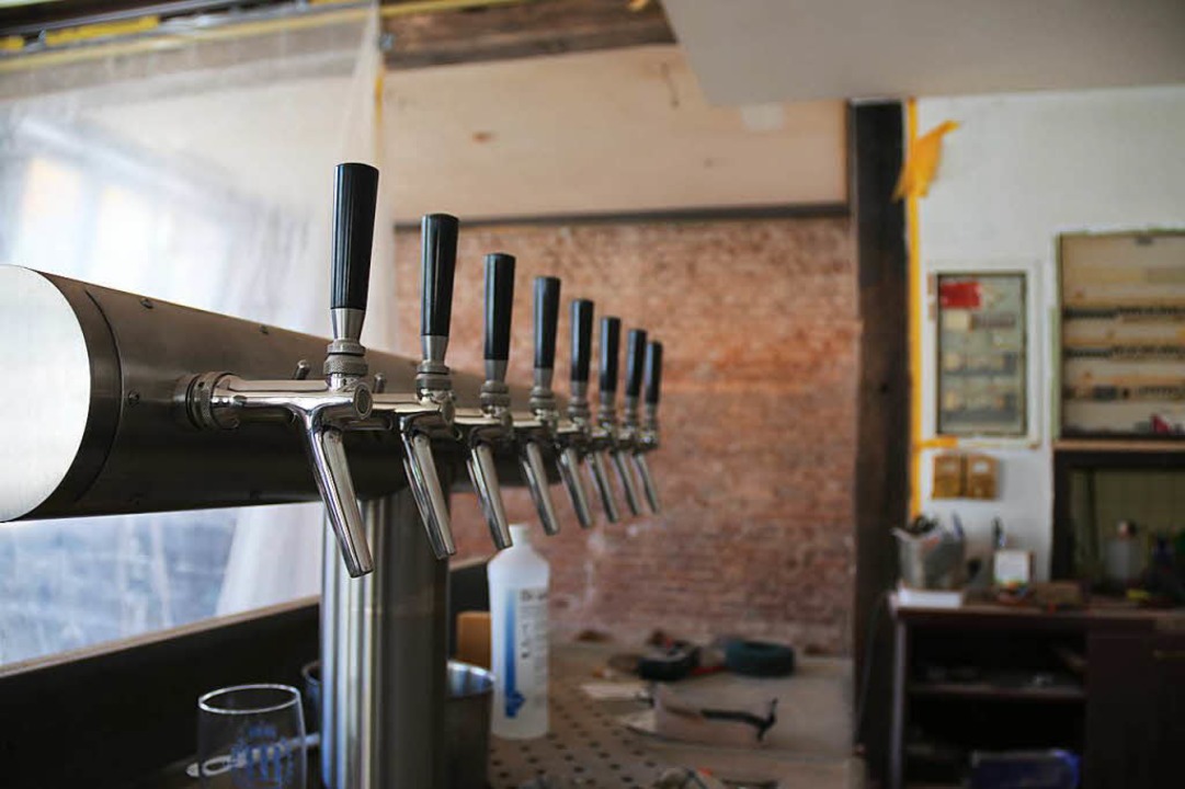 Die Bar mit Zapfhahn soll ein zentrales Element im neuen Laden sein.  | Foto: Felix Klingel