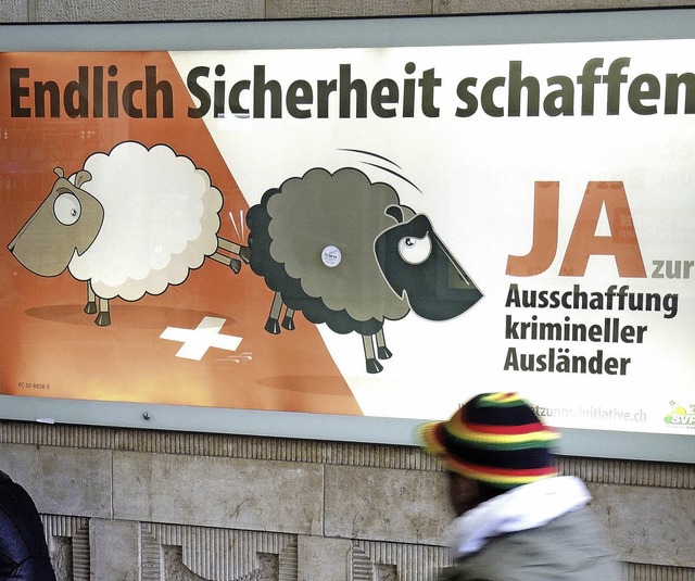 Plakat der SVP am Basler Hauptbahnhof   | Foto: DPA