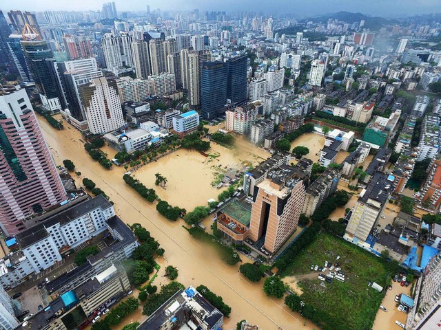 In der Millionenstadt Fuzhou in der Pr...asser nach dem Taifun in den Straen.   | Foto: DPA