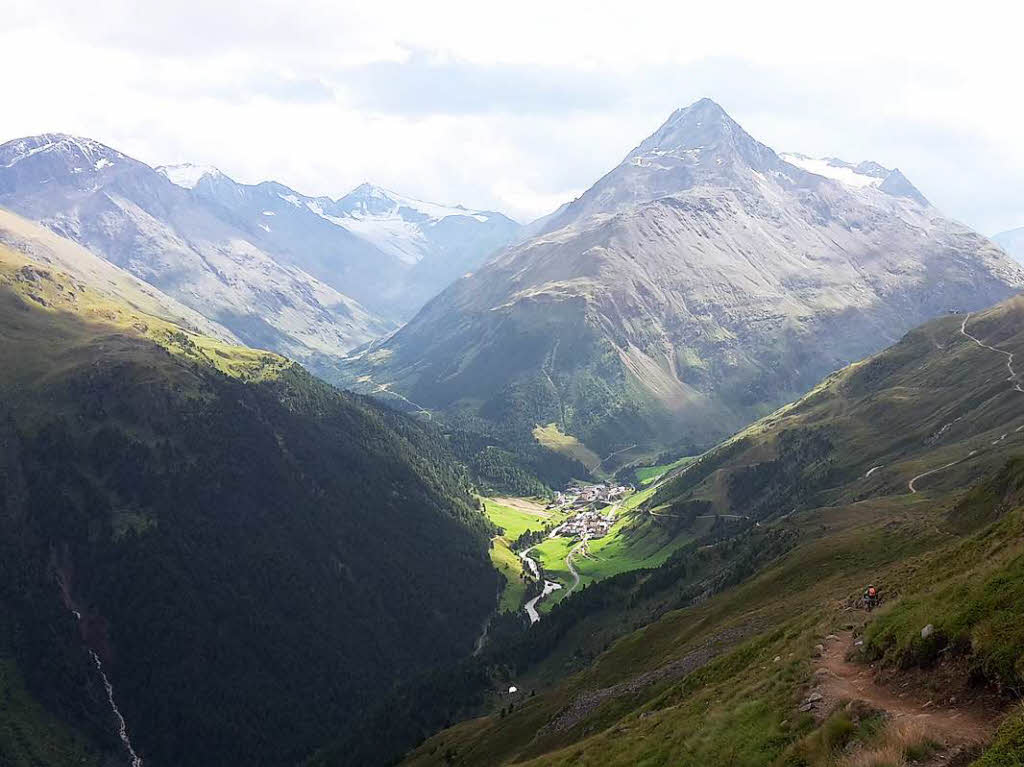 Ein Traum fr Mountainbiker: Manuel Bhler aus Bahlingen fotografierte den hochalpinen Panoramaweg vom Tiefenbachgletscher nach Vent. Entdecken sie den Biker im Bild?