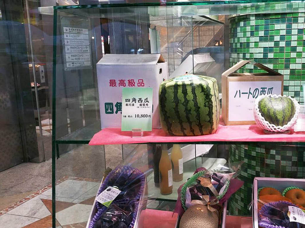 Quadratisch, praktisch, gut: Frank Uhlmann aus Freiburg war in Tokio unterwegs und sichtete diese eckige Melone. Gnstig ist sie allerdings nicht: Umgerechnet kostet sie circa  80 Euro.