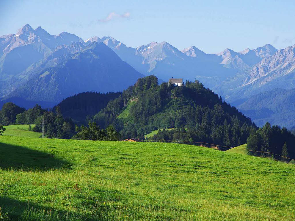 Umgeben von Bergen: Jeden Morgen ging Angelika Fabry-Flashar aus Freiburg  eine halbe Stunde den Berg hinunter zum Bcker. Dabei sah sie stets  die Schllanger Burg. „Es muss nicht die weite Ferne sein“, schreibt sie uns. Das Allgu reiche.