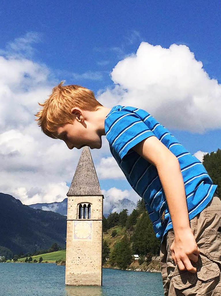 Wohl bekomm’s: Der neunjhrige Tim Sontheimer geniet die Landschaft am Reschensee in Graun (Vinschgau). Originell fotografiert hat ihn sein fnf Jahre lterer Bruder Tim.