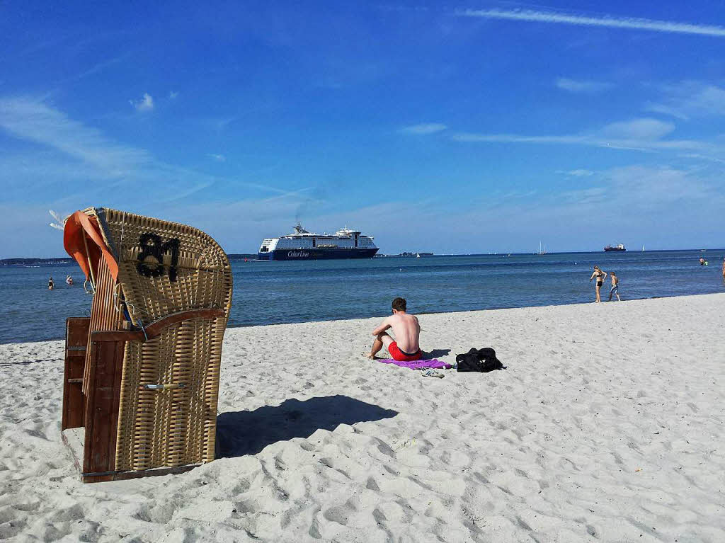 „Traumhaftes Wetter“ hatte Dagmar Thurow in Kiel, am Strand von Laboe – wie sie uns schreibt. Das Foto zeigt es auch.
