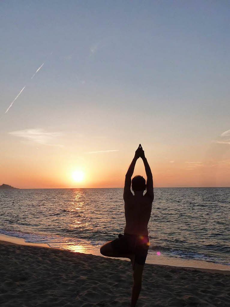 Yoga am Strand: „Unbeschreiblich magisch“ haben dies Agi und Manfred Senn empfunden, als sie Anfang September auf Sardinien in Valledoria waren.