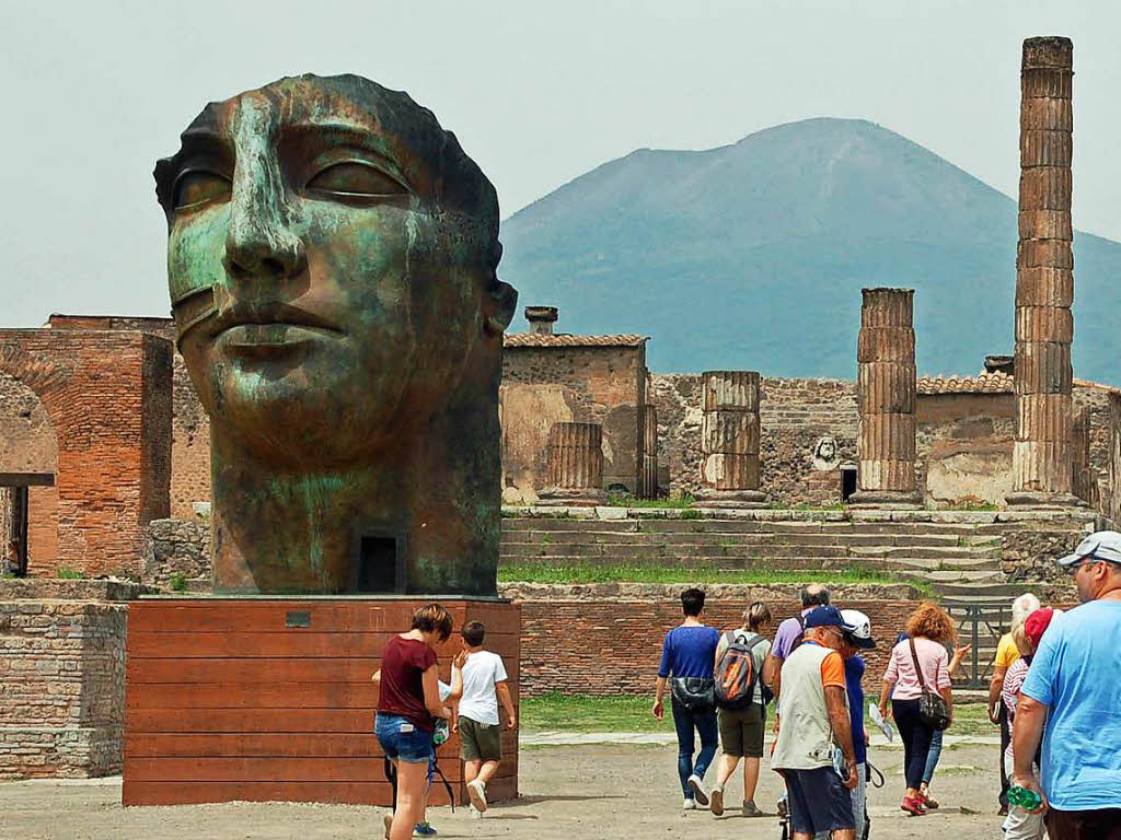 Antike trifft Moderne: Neben den Ausgrabungen in Pompeji, in der Nhe von Neapel, stehen moderne Skulpturen. Diese Kombination hat Joachim und Evelyne  Ruf besonders beeindruckt.