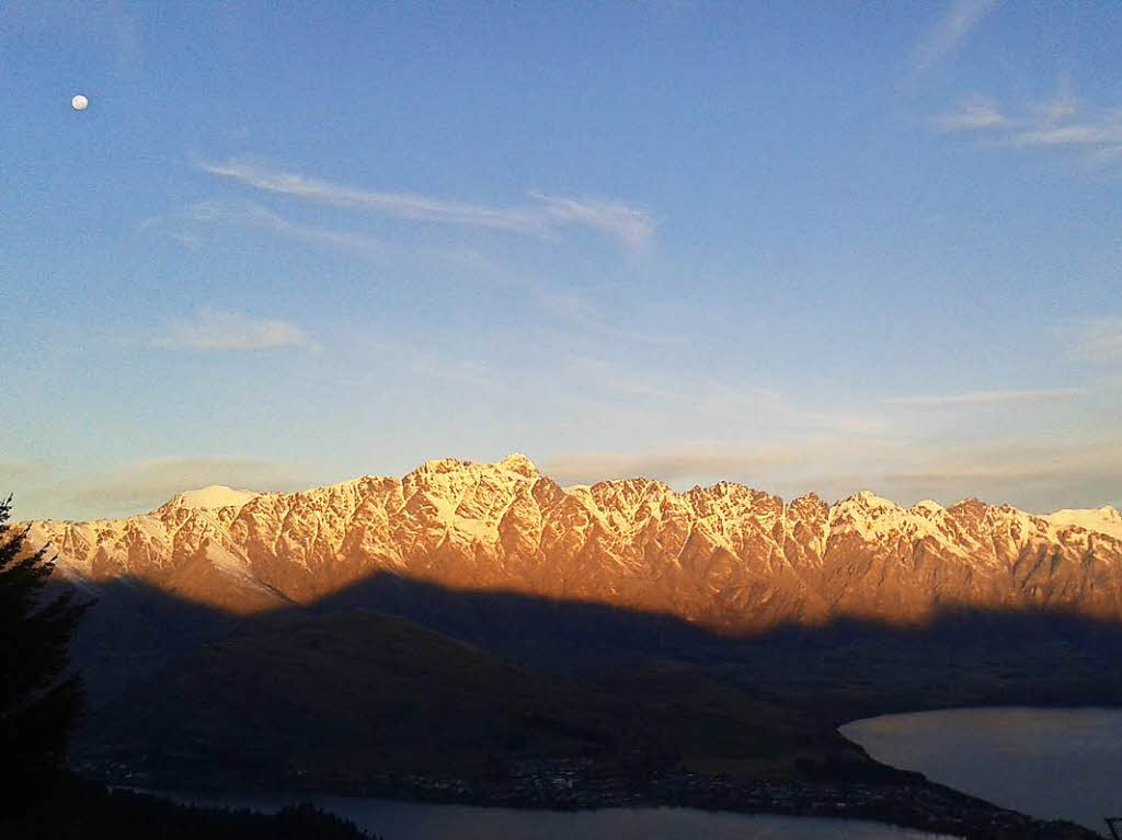 Am anderen Ende der Welt: Ute Wochner schoss dieses Sonnenuntergangsbild auf ihrer Rundreise durch Neuseeland. Ihr Fazit: Drei Wochen sind viel zu kurz fr dieses Paradies.