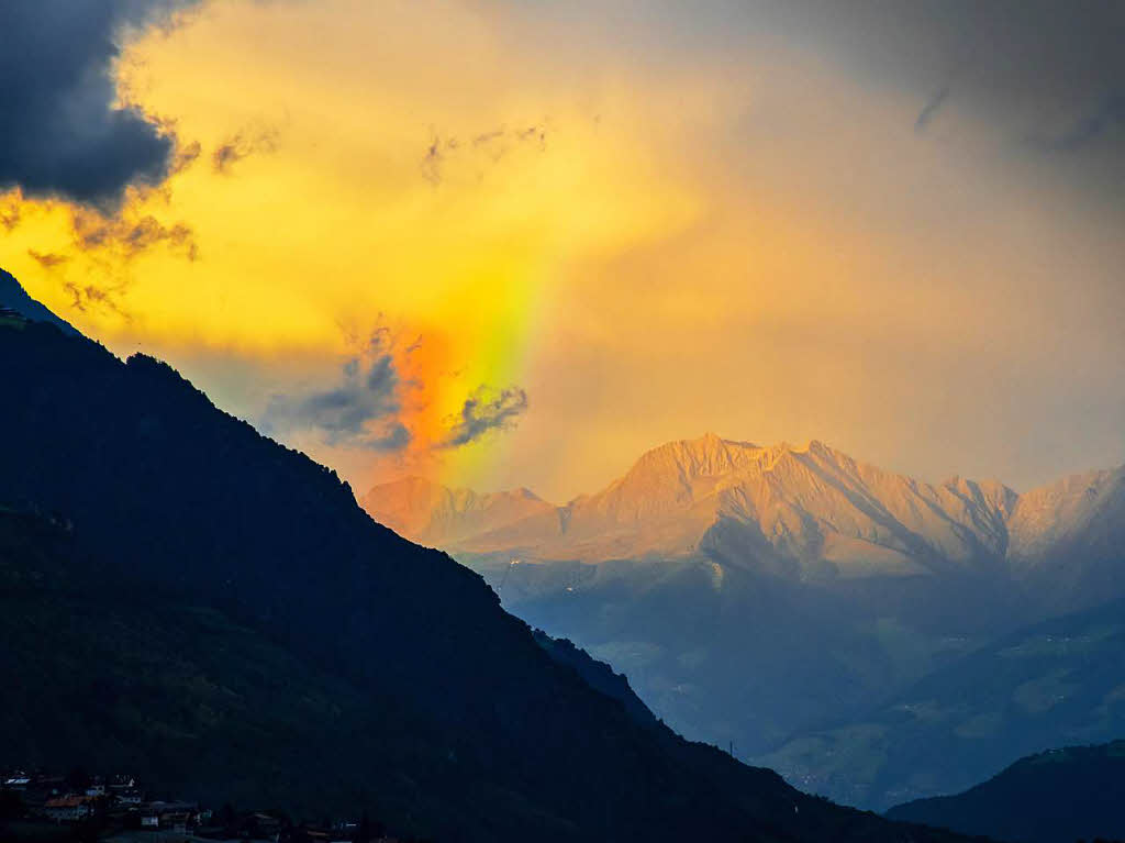 Farbenpracht am Himmel: Aufgenommen wurde dieses Bild ber dem Vinschgau, im Hintergrund sind die Dolomiten zu sehen. Live dabei waren Christiane und Werner Weinzierl aus Kenzingen.