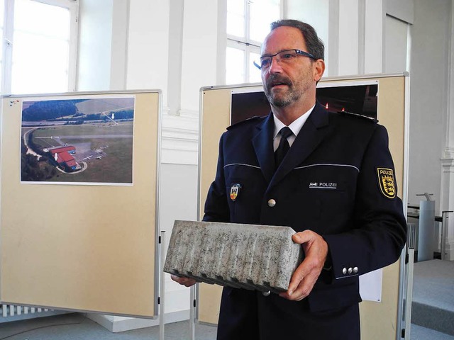 Der Ulmer Polizeisprecher Rudi Bauer p...pfige Familie schwer verletzt worden.  | Foto: dpa