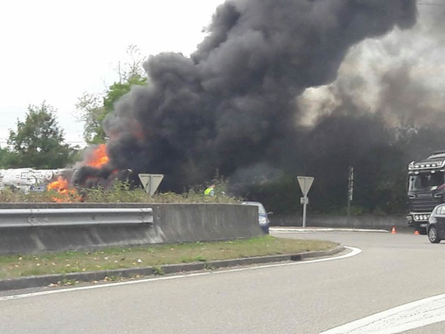 Hinter der franzsischen Grenze ist  e... ungeklrter Ursache in Brand geraten.  | Foto: Karim Derrag