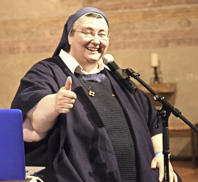 Pldiert fr mehr Liebe, mehr Leidensc...Schwester Teresa in der Martinskirche.  | Foto: Beatrice Ehrlich
