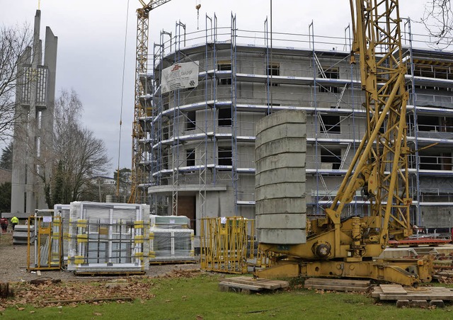 Der Rohbau steht, der Blick auf die Heilig-Geist-Kirche wird nicht verstellt.  | Foto: Felix Held