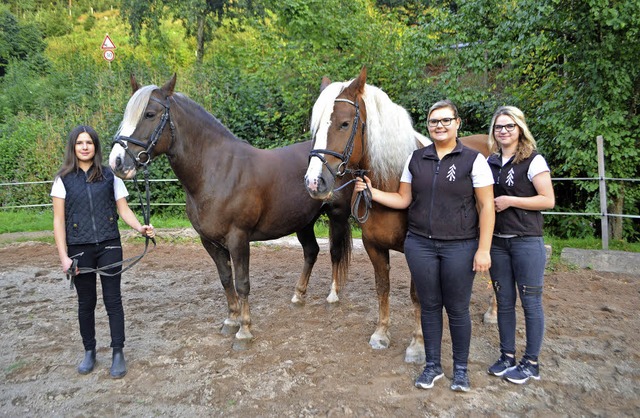 Sie sind mit Schwarzwlder Fchsen gro...min und Ann-Katrin Zehnle (von links).  | Foto: Beate Zehnle-Lehmann